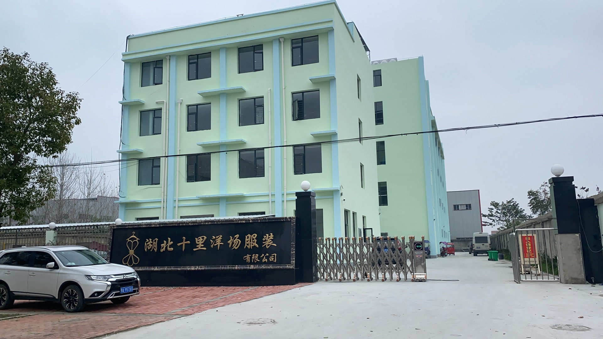 让我们一起走进十里洋场服装