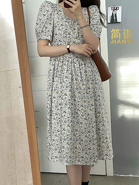 简诣“平靓正”连衣裙 总有你的心头爱！