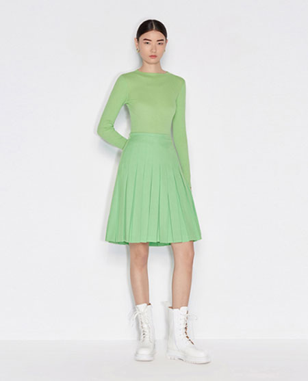 利落剪裁与清爽配色演绎新风尚