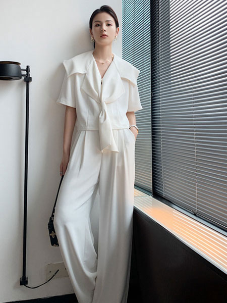 珂希莉时尚优雅气质穿搭 引导潮流风尚