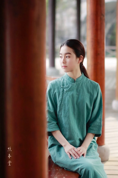 照本堂棉麻布衣特有的硬朗感 保留原生态气息