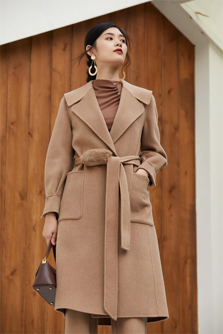 蕴藏在羊绒大衣里的柔软